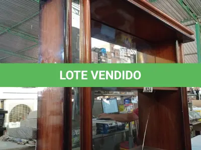 LOTE 524 - 01 ESTANTE EM MADEIRA. (NO ESTADO) ATENÇÃO! FAZER A VISITAÇÃO ANTES DE ARREMATAR, NÃO SABEMOS SE FUNCIONA. LEILÃO NÃO TEM GARANTIA E NEM DEVOLUÇÃO, SUJEITO A POSSÍVEIS AVARIAS VISÍVEIS/OCULTAS E/OU AUSÊNCIA DE COMPONENTES.