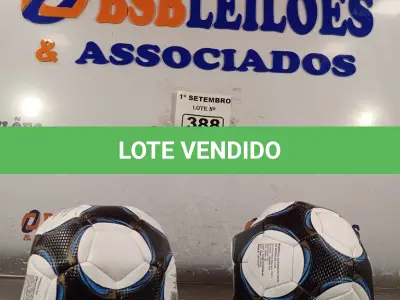 LOTE 388 - 02 BOLAS DE FUTEBOL. (NO ESTADO) ATENÇÃO! FAZER A VISITAÇÃO ANTES DE ARREMATAR, NÃO SABEMOS SE FUNCIONA. LEILÃO NÃO TEM GARANTIA E NEM DEVOLUÇÃO, SUJEITO A POSSÍVEIS AVARIAS VISÍVEIS/OCULTAS E/OU AUSÊNCIA DE COMPONENTES.