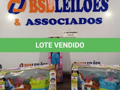 LOTE 441 - 02 BATE-VOLTA MUSICAL CARRUAGEM E 01 BONECA BELINDA. (NO ESTADO) ATENÇÃO! FAZER A VISITAÇÃO ANTES DE ARREMATAR, NÃO SABEMOS SE FUNCIONA. LEILÃO NÃO TEM GARANTIA E NEM DEVOLUÇÃO, SUJEITO A POSSÍVEIS AVARIAS VISÍVEIS/OCULTAS E/OU AUSÊNCIA DE COMPONENTES.