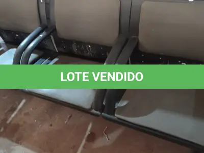 LOTE 528 - 01 LONGARINA DE 03 LUGARES. (NO ESTADO) ATENÇÃO! FAZER A VISITAÇÃO ANTES DE ARREMATAR, NÃO SABEMOS SE FUNCIONA. LEILÃO NÃO TEM GARANTIA E NEM DEVOLUÇÃO, SUJEITO A POSSÍVEIS AVARIAS VISÍVEIS/OCULTAS E/OU AUSÊNCIA DE COMPONENTES.