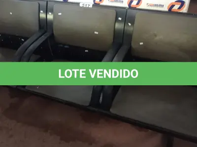 LOTE 517 - 01 LONGARINA DE 03 LUGARES. (NO ESTADO) ATENÇÃO! FAZER A VISITAÇÃO ANTES DE ARREMATAR, NÃO SABEMOS SE FUNCIONA. LEILÃO NÃO TEM GARANTIA E NEM DEVOLUÇÃO, SUJEITO A POSSÍVEIS AVARIAS VISÍVEIS/OCULTAS E/OU AUSÊNCIA DE COMPONENTES.
