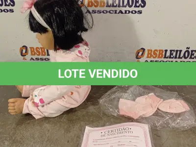 LOTE 375 - 01 BONECA BEBE REBORN. (NO ESTADO) ATENÇÃO! FAZER A VISITAÇÃO ANTES DE ARREMATAR, NÃO SABEMOS SE FUNCIONA. LEILÃO NÃO TEM GARANTIA E NEM DEVOLUÇÃO, SUJEITO A POSSÍVEIS AVARIAS VISÍVEIS/OCULTAS E/OU AUSÊNCIA DE COMPONENTES.