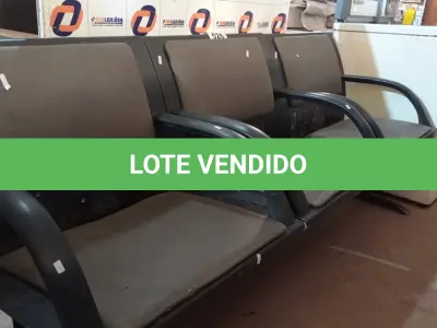 LOTE 526 - 01 LONGARINA DE 03 LUGARES. (NO ESTADO) ATENÇÃO! FAZER A VISITAÇÃO ANTES DE ARREMATAR, NÃO SABEMOS SE FUNCIONA. LEILÃO NÃO TEM GARANTIA E NEM DEVOLUÇÃO, SUJEITO A POSSÍVEIS AVARIAS VISÍVEIS/OCULTAS E/OU AUSÊNCIA DE COMPONENTES.