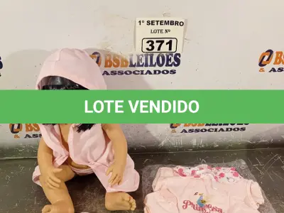 LOTE 371 - 01 BONECA BEBE REBORN. (NO ESTADO) ATENÇÃO! FAZER A VISITAÇÃO ANTES DE ARREMATAR, NÃO SABEMOS SE FUNCIONA. LEILÃO NÃO TEM GARANTIA E NEM DEVOLUÇÃO, SUJEITO A POSSÍVEIS AVARIAS VISÍVEIS/OCULTAS E/OU AUSÊNCIA DE COMPONENTES.