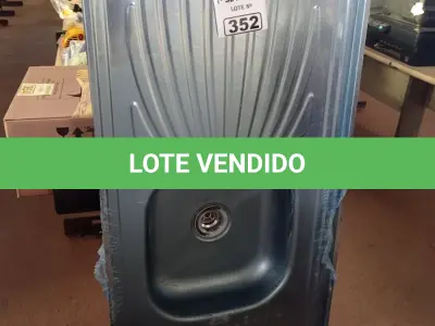 LOTE 352 - 01 PIA EM AÇO INOX CIMENTADA COM 01 CUBA MEDINDO 1,20M X 0,53CM. (NO ESTADO) ATENÇÃO! FAZER A VISITAÇÃO ANTES DE ARREMATAR, NÃO SABEMOS SE FUNCIONA. LEILÃO NÃO TEM GARANTIA E NEM DEVOLUÇÃO, SUJEITO A POSSÍVEIS AVARIAS VISÍVEIS/OCULTAS E/OU AUSÊNCIA DE COMPONENTES.