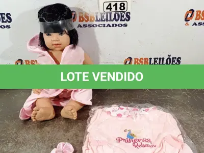 LOTE 418 - 01 BONECA BEBE REBORN. (NO ESTADO) ATENÇÃO! FAZER A VISITAÇÃO ANTES DE ARREMATAR, NÃO SABEMOS SE FUNCIONA. LEILÃO NÃO TEM GARANTIA E NEM DEVOLUÇÃO, SUJEITO A POSSÍVEIS AVARIAS VISÍVEIS/OCULTAS E/OU AUSÊNCIA DE COMPONENTES.