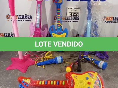 LOTE 422 - 01 LOTE COM VÁRIAS GUITARRAS E MICROFONES DE BRINQUEDO. (NO ESTADO) ATENÇÃO! FAZER A VISITAÇÃO ANTES DE ARREMATAR, NÃO SABEMOS SE FUNCIONA. LEILÃO NÃO TEM GARANTIA E NEM DEVOLUÇÃO, SUJEITO A POSSÍVEIS AVARIAS VISÍVEIS/OCULTAS E/OU AUSÊNCIA DE COMPONENTES.