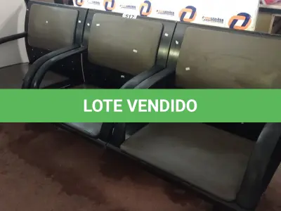 LOTE 517 - 01 LONGARINA DE 03 LUGARES. (NO ESTADO) ATENÇÃO! FAZER A VISITAÇÃO ANTES DE ARREMATAR, NÃO SABEMOS SE FUNCIONA. LEILÃO NÃO TEM GARANTIA E NEM DEVOLUÇÃO, SUJEITO A POSSÍVEIS AVARIAS VISÍVEIS/OCULTAS E/OU AUSÊNCIA DE COMPONENTES.
