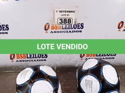 LOTE 388 - 02 BOLAS DE FUTEBOL. (NO ESTADO) ATENÇÃO! FAZER A VISITAÇÃO ANTES DE ARREMATAR, NÃO SABEMOS SE FUNCIONA. LEILÃO NÃO TEM GARANTIA E NEM DEVOLUÇÃO, SUJEITO A POSSÍVEIS AVARIAS VISÍVEIS/OCULTAS E/OU AUSÊNCIA DE COMPONENTES.