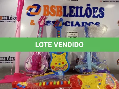 LOTE 422 - 01 LOTE COM VÁRIAS GUITARRAS E MICROFONES DE BRINQUEDO. (NO ESTADO) ATENÇÃO! FAZER A VISITAÇÃO ANTES DE ARREMATAR, NÃO SABEMOS SE FUNCIONA. LEILÃO NÃO TEM GARANTIA E NEM DEVOLUÇÃO, SUJEITO A POSSÍVEIS AVARIAS VISÍVEIS/OCULTAS E/OU AUSÊNCIA DE COMPONENTES.