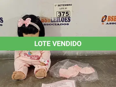 LOTE 375 - 01 BONECA BEBE REBORN. (NO ESTADO) ATENÇÃO! FAZER A VISITAÇÃO ANTES DE ARREMATAR, NÃO SABEMOS SE FUNCIONA. LEILÃO NÃO TEM GARANTIA E NEM DEVOLUÇÃO, SUJEITO A POSSÍVEIS AVARIAS VISÍVEIS/OCULTAS E/OU AUSÊNCIA DE COMPONENTES.