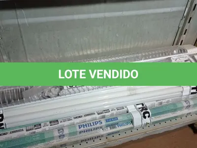 LOTE 577 - 02 LUMINÁRIAS E VÁRIAS LÂMPADAS FLUORESCENTES TUBULAR MARCAS E MODELOS DIVERSOS. (NO ESTADO) ATENÇÃO! FAZER A VISITAÇÃO ANTES DE ARREMATAR, NÃO SABEMOS SE FUNCIONA. LEILÃO NÃO TEM GARANTIA E NEM DEVOLUÇÃO, SUJEITO A POSSÍVEIS AVARIAS VISÍVEIS/OCULTAS E/OU AUSÊNCIA DE COMPONENTES.