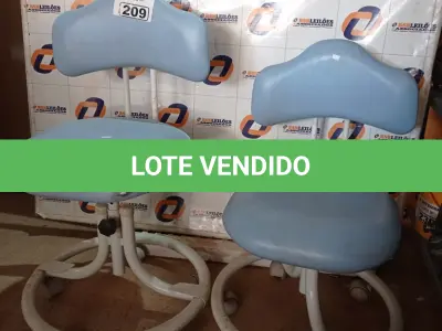 LOTE 209 - 02 BANQUETAS PARA CADEIRA DE DENTISTA. (NO ESTADO) ATENÇÃO! FAZER A VISITAÇÃO ANTES DE ARREMATAR, NÃO SABEMOS SE FUNCIONA. LEILÃO NÃO TEM GARANTIA E NEM DEVOLUÇÃO, SUJEITO A POSSÍVEIS AVARIAS VISÍVEIS/OCULTAS E/OU AUSÊNCIA DE COMPONENTES.