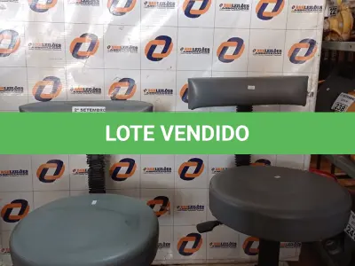 LOTE 207 - 02 BANQUETAS COM BASE GIRATÓRIA. (NO ESTADO) ATENÇÃO! FAZER A VISITAÇÃO ANTES DE ARREMATAR, NÃO SABEMOS SE FUNCIONA. LEILÃO NÃO TEM GARANTIA E NEM DEVOLUÇÃO, SUJEITO A POSSÍVEIS AVARIAS VISÍVEIS/OCULTAS E/OU AUSÊNCIA DE COMPONENTES.