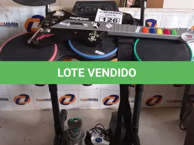 LOTE 126 - 01 BATERIA, 01 GUITARRA E 02 CONTROLES PARA VIDEOGAME. (NO ESTADO) ATENÇÃO! FAZER A VISITAÇÃO ANTES DE ARREMATAR, NÃO SABEMOS SE FUNCIONA. LEILÃO NÃO TEM GARANTIA E NEM DEVOLUÇÃO, SUJEITO A POSSÍVEIS AVARIAS VISÍVEIS/OCULTAS E/OU AUSÊNCIA DE COMPONENTES.