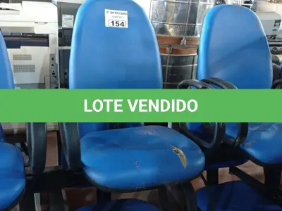 LOTE 154 - 01 LONGARINA DE 03 LUGARES. (NO ESTADO) ATENÇÃO! FAZER A VISITAÇÃO ANTES DE ARREMATAR, NÃO SABEMOS SE FUNCIONA. LEILÃO NÃO TEM GARANTIA E NEM DEVOLUÇÃO, SUJEITO A POSSÍVEIS AVARIAS VISÍVEIS/OCULTAS E/OU AUSÊNCIA DE COMPONENTES.