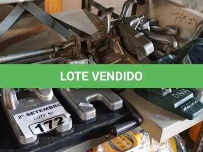 LOTE 172 - 01 GUILHOTINA DE MESA E VÁRIOS PERFURADORES DE PAPEL. (NO ESTADO) ATENÇÃO! FAZER A VISITAÇÃO ANTES DE ARREMATAR, NÃO SABEMOS SE FUNCIONA. LEILÃO NÃO TEM GARANTIA E NEM DEVOLUÇÃO, SUJEITO A POSSÍVEIS AVARIAS VISÍVEIS/OCULTAS E/OU AUSÊNCIA DE COMPONENTES.