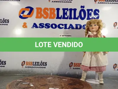 LOTE 026 - 01 BONECA DE PORCELANA E 01 TABUA DECORATIVA. (NO ESTADO) ATENÇÃO! FAZER A VISITAÇÃO ANTES DE ARREMATAR, NÃO SABEMOS SE FUNCIONA. LEILÃO NÃO TEM GARANTIA E NEM DEVOLUÇÃO, SUJEITO A POSSÍVEIS AVARIAS VISÍVEIS/OCULTAS E/OU AUSÊNCIA DE COMPONENTES.