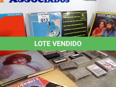 LOTE 013 - 01 LOTE COM VÁRIOS CDS, VINIL E FITAS CASSETE DIVERSAS. (NO ESTADO) ATENÇÃO! FAZER A VISITAÇÃO ANTES DE ARREMATAR, NÃO SABEMOS SE FUNCIONA. LEILÃO NÃO TEM GARANTIA E NEM DEVOLUÇÃO, SUJEITO A POSSÍVEIS AVARIAS VISÍVEIS/OCULTAS E/OU AUSÊNCIA DE COMPONENTES.