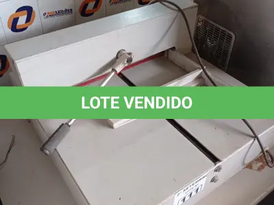 LOTE 111 - 01 GUILHOTINA DE MESA. (NO ESTADO) ATENÇÃO! FAZER A VISITAÇÃO ANTES DE ARREMATAR, NÃO SABEMOS SE FUNCIONA. LEILÃO NÃO TEM GARANTIA E NEM DEVOLUÇÃO, SUJEITO A POSSÍVEIS AVARIAS VISÍVEIS/OCULTAS E/OU AUSÊNCIA DE COMPONENTES.