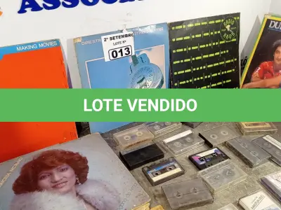 LOTE 013 - 01 LOTE COM VÁRIOS CDS, VINIL E FITAS CASSETE DIVERSAS. (NO ESTADO) ATENÇÃO! FAZER A VISITAÇÃO ANTES DE ARREMATAR, NÃO SABEMOS SE FUNCIONA. LEILÃO NÃO TEM GARANTIA E NEM DEVOLUÇÃO, SUJEITO A POSSÍVEIS AVARIAS VISÍVEIS/OCULTAS E/OU AUSÊNCIA DE COMPONENTES.