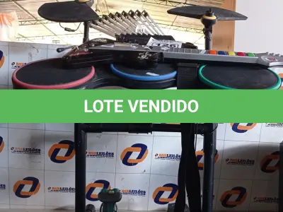 LOTE 126 - 01 BATERIA, 01 GUITARRA E 02 CONTROLES PARA VIDEOGAME. (NO ESTADO) ATENÇÃO! FAZER A VISITAÇÃO ANTES DE ARREMATAR, NÃO SABEMOS SE FUNCIONA. LEILÃO NÃO TEM GARANTIA E NEM DEVOLUÇÃO, SUJEITO A POSSÍVEIS AVARIAS VISÍVEIS/OCULTAS E/OU AUSÊNCIA DE COMPONENTES.