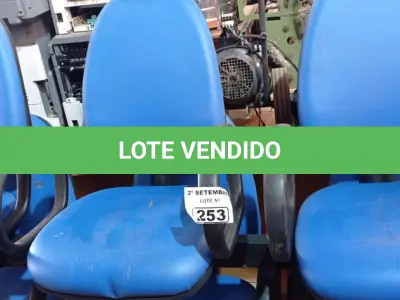 LOTE 253 - 01 LONGARINA DE 03 LUGARES. (NO ESTADO) ATENÇÃO! FAZER A VISITAÇÃO ANTES DE ARREMATAR, NÃO SABEMOS SE FUNCIONA. LEILÃO NÃO TEM GARANTIA E NEM DEVOLUÇÃO, SUJEITO A POSSÍVEIS AVARIAS VISÍVEIS/OCULTAS E/OU AUSÊNCIA DE COMPONENTES.