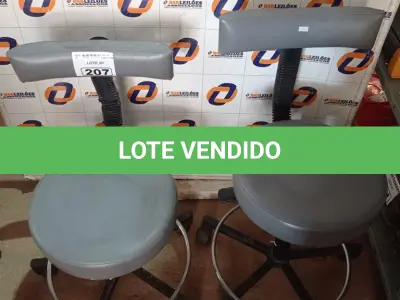 LOTE 207 - 02 BANQUETAS COM BASE GIRATÓRIA. (NO ESTADO) ATENÇÃO! FAZER A VISITAÇÃO ANTES DE ARREMATAR, NÃO SABEMOS SE FUNCIONA. LEILÃO NÃO TEM GARANTIA E NEM DEVOLUÇÃO, SUJEITO A POSSÍVEIS AVARIAS VISÍVEIS/OCULTAS E/OU AUSÊNCIA DE COMPONENTES.
