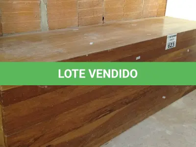 LOTE 623 - 01 BANCO DE MADEIRA. (NO ESTADO) ATENÇÃO! FAZER A VISITAÇÃO ANTES DE ARREMATAR, NÃO SABEMOS SE FUNCIONA. LEILÃO NÃO TEM GARANTIA E NEM DEVOLUÇÃO, SUJEITO A POSSÍVEIS AVARIAS VISÍVEIS/OCULTAS E/OU AUSÊNCIA DE COMPONENTES.