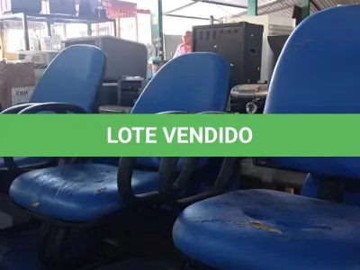 LOTE 142 - 01 LONGARINA DE 03 LUGARES. (NO ESTADO) ATENÇÃO! FAZER A VISITAÇÃO ANTES DE ARREMATAR, NÃO SABEMOS SE FUNCIONA. LEILÃO NÃO TEM GARANTIA E NEM DEVOLUÇÃO, SUJEITO A POSSÍVEIS AVARIAS VISÍVEIS/OCULTAS E/OU AUSÊNCIA DE COMPONENTES.