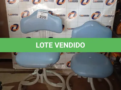 LOTE 209 - 02 BANQUETAS PARA CADEIRA DE DENTISTA. (NO ESTADO) ATENÇÃO! FAZER A VISITAÇÃO ANTES DE ARREMATAR, NÃO SABEMOS SE FUNCIONA. LEILÃO NÃO TEM GARANTIA E NEM DEVOLUÇÃO, SUJEITO A POSSÍVEIS AVARIAS VISÍVEIS/OCULTAS E/OU AUSÊNCIA DE COMPONENTES.