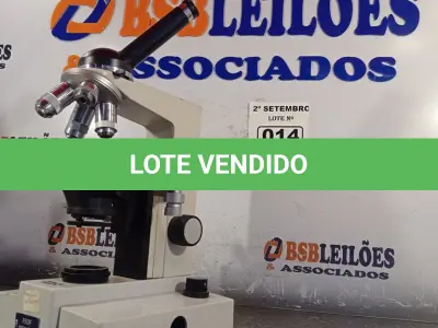 LOTE 014 - 01 MICROSCÓPIO. (NO ESTADO) ATENÇÃO! FAZER A VISITAÇÃO ANTES DE ARREMATAR, NÃO SABEMOS SE FUNCIONA. LEILÃO NÃO TEM GARANTIA E NEM DEVOLUÇÃO, SUJEITO A POSSÍVEIS AVARIAS VISÍVEIS/OCULTAS E/OU AUSÊNCIA DE COMPONENTES.