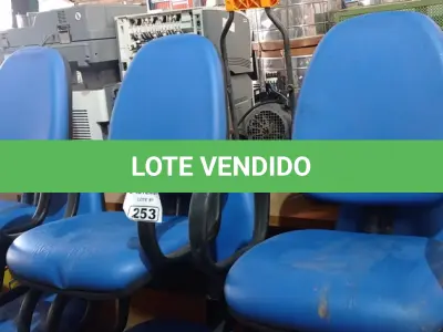 LOTE 253 - 01 LONGARINA DE 03 LUGARES. (NO ESTADO) ATENÇÃO! FAZER A VISITAÇÃO ANTES DE ARREMATAR, NÃO SABEMOS SE FUNCIONA. LEILÃO NÃO TEM GARANTIA E NEM DEVOLUÇÃO, SUJEITO A POSSÍVEIS AVARIAS VISÍVEIS/OCULTAS E/OU AUSÊNCIA DE COMPONENTES.