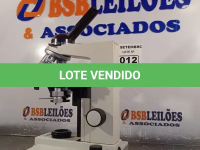 LOTE 012 - 01 MICROSCÓPIO. (NO ESTADO) ATENÇÃO! FAZER A VISITAÇÃO ANTES DE ARREMATAR, NÃO SABEMOS SE FUNCIONA. LEILÃO NÃO TEM GARANTIA E NEM DEVOLUÇÃO, SUJEITO A POSSÍVEIS AVARIAS VISÍVEIS/OCULTAS E/OU AUSÊNCIA DE COMPONENTES.