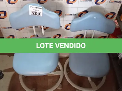 LOTE 209 - 02 BANQUETAS PARA CADEIRA DE DENTISTA. (NO ESTADO) ATENÇÃO! FAZER A VISITAÇÃO ANTES DE ARREMATAR, NÃO SABEMOS SE FUNCIONA. LEILÃO NÃO TEM GARANTIA E NEM DEVOLUÇÃO, SUJEITO A POSSÍVEIS AVARIAS VISÍVEIS/OCULTAS E/OU AUSÊNCIA DE COMPONENTES.