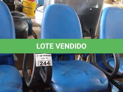 LOTE 244 - 01 LONGARINA DE 03 LUGARES. (NO ESTADO) ATENÇÃO! FAZER A VISITAÇÃO ANTES DE ARREMATAR, NÃO SABEMOS SE FUNCIONA. LEILÃO NÃO TEM GARANTIA E NEM DEVOLUÇÃO, SUJEITO A POSSÍVEIS AVARIAS VISÍVEIS/OCULTAS E/OU AUSÊNCIA DE COMPONENTES.