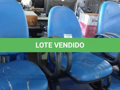 LOTE 142 - 01 LONGARINA DE 03 LUGARES. (NO ESTADO) ATENÇÃO! FAZER A VISITAÇÃO ANTES DE ARREMATAR, NÃO SABEMOS SE FUNCIONA. LEILÃO NÃO TEM GARANTIA E NEM DEVOLUÇÃO, SUJEITO A POSSÍVEIS AVARIAS VISÍVEIS/OCULTAS E/OU AUSÊNCIA DE COMPONENTES.