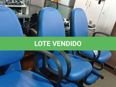LOTE 253 - 01 LONGARINA DE 03 LUGARES. (NO ESTADO) ATENÇÃO! FAZER A VISITAÇÃO ANTES DE ARREMATAR, NÃO SABEMOS SE FUNCIONA. LEILÃO NÃO TEM GARANTIA E NEM DEVOLUÇÃO, SUJEITO A POSSÍVEIS AVARIAS VISÍVEIS/OCULTAS E/OU AUSÊNCIA DE COMPONENTES.