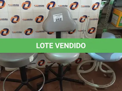 LOTE 252 - 03 BANQUETAS PARA CADEIRA DE DENTISTA. (NO ESTADO) ATENÇÃO! FAZER A VISITAÇÃO ANTES DE ARREMATAR, NÃO SABEMOS SE FUNCIONA. LEILÃO NÃO TEM GARANTIA E NEM DEVOLUÇÃO, SUJEITO A POSSÍVEIS AVARIAS VISÍVEIS/OCULTAS E/OU AUSÊNCIA DE COMPONENTES.