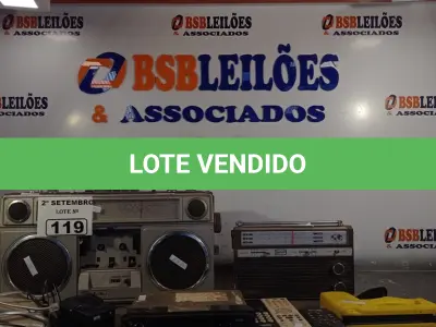 LOTE 119 - 02 RÁDIOS, 01 MODEM COMODORE, 03 CONTROLES REMOTO, 01 GRAMPEADOR E 01 TOCA FITAS AUTOMOTIVO MARCA PHILIPS. (NO ESTADO) ATENÇÃO! FAZER A VISITAÇÃO ANTES DE ARREMATAR, NÃO SABEMOS SE FUNCIONA. LEILÃO NÃO TEM GARANTIA E NEM DEVOLUÇÃO, SUJEITO A POSSÍVEIS AVARIAS VISÍVEIS/OCULTAS E/OU AUSÊNCIA DE COMPONENTES.