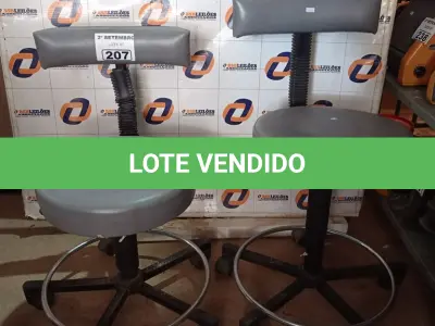 LOTE 207 - 02 BANQUETAS COM BASE GIRATÓRIA. (NO ESTADO) ATENÇÃO! FAZER A VISITAÇÃO ANTES DE ARREMATAR, NÃO SABEMOS SE FUNCIONA. LEILÃO NÃO TEM GARANTIA E NEM DEVOLUÇÃO, SUJEITO A POSSÍVEIS AVARIAS VISÍVEIS/OCULTAS E/OU AUSÊNCIA DE COMPONENTES.
