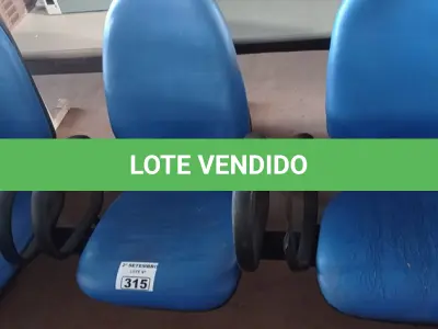 LOTE 315 - 01 LONGARINA DE 03 LUGARES. (NO ESTADO) ATENÇÃO! FAZER A VISITAÇÃO ANTES DE ARREMATAR, NÃO SABEMOS SE FUNCIONA. LEILÃO NÃO TEM GARANTIA E NEM DEVOLUÇÃO, SUJEITO A POSSÍVEIS AVARIAS VISÍVEIS/OCULTAS E/OU AUSÊNCIA DE COMPONENTES.