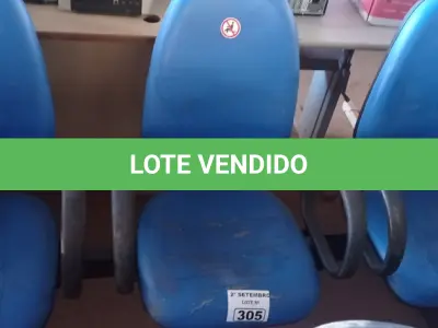 LOTE 305 - 01 LONGARINA DE 03 LUGARES. (NO ESTADO) ATENÇÃO! FAZER A VISITAÇÃO ANTES DE ARREMATAR, NÃO SABEMOS SE FUNCIONA. LEILÃO NÃO TEM GARANTIA E NEM DEVOLUÇÃO, SUJEITO A POSSÍVEIS AVARIAS VISÍVEIS/OCULTAS E/OU AUSÊNCIA DE COMPONENTES.