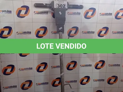 LOTE 302 - 01 ENCERADEIRA INDUSTRIAL. (NO ESTADO) ATENÇÃO! FAZER A VISITAÇÃO ANTES DE ARREMATAR, NÃO SABEMOS SE FUNCIONA. LEILÃO NÃO TEM GARANTIA E NEM DEVOLUÇÃO, SUJEITO A POSSÍVEIS AVARIAS VISÍVEIS/OCULTAS E/OU AUSÊNCIA DE COMPONENTES.