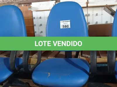 LOTE 580 - 01 LONGARINA DE 03 LUGARES. (NO ESTADO) ATENÇÃO! FAZER A VISITAÇÃO ANTES DE ARREMATAR, NÃO SABEMOS SE FUNCIONA. LEILÃO NÃO TEM GARANTIA E NEM DEVOLUÇÃO, SUJEITO A POSSÍVEIS AVARIAS VISÍVEIS/OCULTAS E/OU AUSÊNCIA DE COMPONENTES.