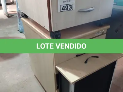 LOTE 493 - 01 MESINHA E 02 GAVETEIROS COM 03 GAVETAS. (NO ESTADO) ATENÇÃO! FAZER A VISITAÇÃO ANTES DE ARREMATAR, NÃO SABEMOS SE FUNCIONA. LEILÃO NÃO TEM GARANTIA E NEM DEVOLUÇÃO, SUJEITO A POSSÍVEIS AVARIAS VISÍVEIS/OCULTAS E/OU AUSÊNCIA DE COMPONENTES.