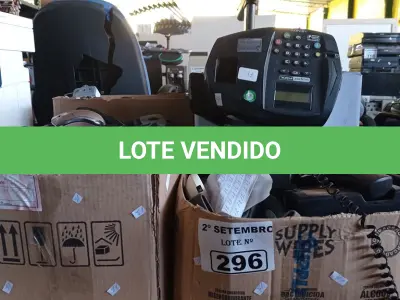 LOTE 296 - 01 RELÓGIO DE PONTO, VÁRIOS APARELHOS DE TELEFONE, LEITORES DE CÓDIGO DE BARRAS, MOUSES E LUMINÁRIAS DE EMERGÊNCIA MARCAS E MODELOS DIVERSOS. (NO ESTADO) ATENÇÃO! FAZER A VISITAÇÃO ANTES DE ARREMATAR, NÃO SABEMOS SE FUNCIONA. LEILÃO NÃO TEM GARANTIA E NEM DEVOLUÇÃO, SUJEITO A POSSÍVEIS AVARIAS VISÍVEIS/OCULTAS E/OU AUSÊNCIA DE COMPONENTES.