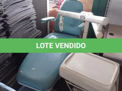 LOTE 570 - 01 CADEIRA DE DENTISTA COM MESA PARA INSTRUMENTOS E BANQUETA. (NO ESTADO) ATENÇÃO! FAZER A VISITAÇÃO ANTES DE ARREMATAR, NÃO SABEMOS SE FUNCIONA. LEILÃO NÃO TEM GARANTIA E NEM DEVOLUÇÃO, SUJEITO A POSSÍVEIS AVARIAS VISÍVEIS/OCULTAS E/OU AUSÊNCIA DE COMPONENTES.