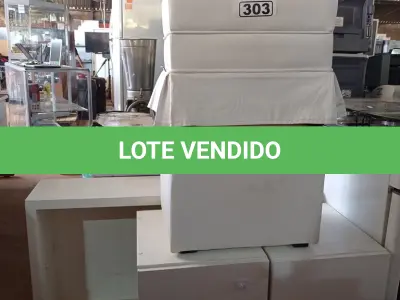 LOTE 303 - 02 PUFF, 02 CRIADOS MUDOS E 01 ARMÁRIO BAIXO SEM PORTAS. (NO ESTADO) ATENÇÃO! FAZER A VISITAÇÃO ANTES DE ARREMATAR, NÃO SABEMOS SE FUNCIONA. LEILÃO NÃO TEM GARANTIA E NEM DEVOLUÇÃO, SUJEITO A POSSÍVEIS AVARIAS VISÍVEIS/OCULTAS E/OU AUSÊNCIA DE COMPONENTES.