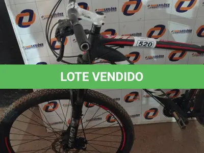 LOTE 520 - 01 BICICLETA ARO 29. (NO ESTADO) ATENÇÃO! FAZER A VISITAÇÃO ANTES DE ARREMATAR, NÃO SABEMOS SE FUNCIONA. LEILÃO NÃO TEM GARANTIA E NEM DEVOLUÇÃO, SUJEITO A POSSÍVEIS AVARIAS VISÍVEIS/OCULTAS E/OU AUSÊNCIA DE COMPONENTES.